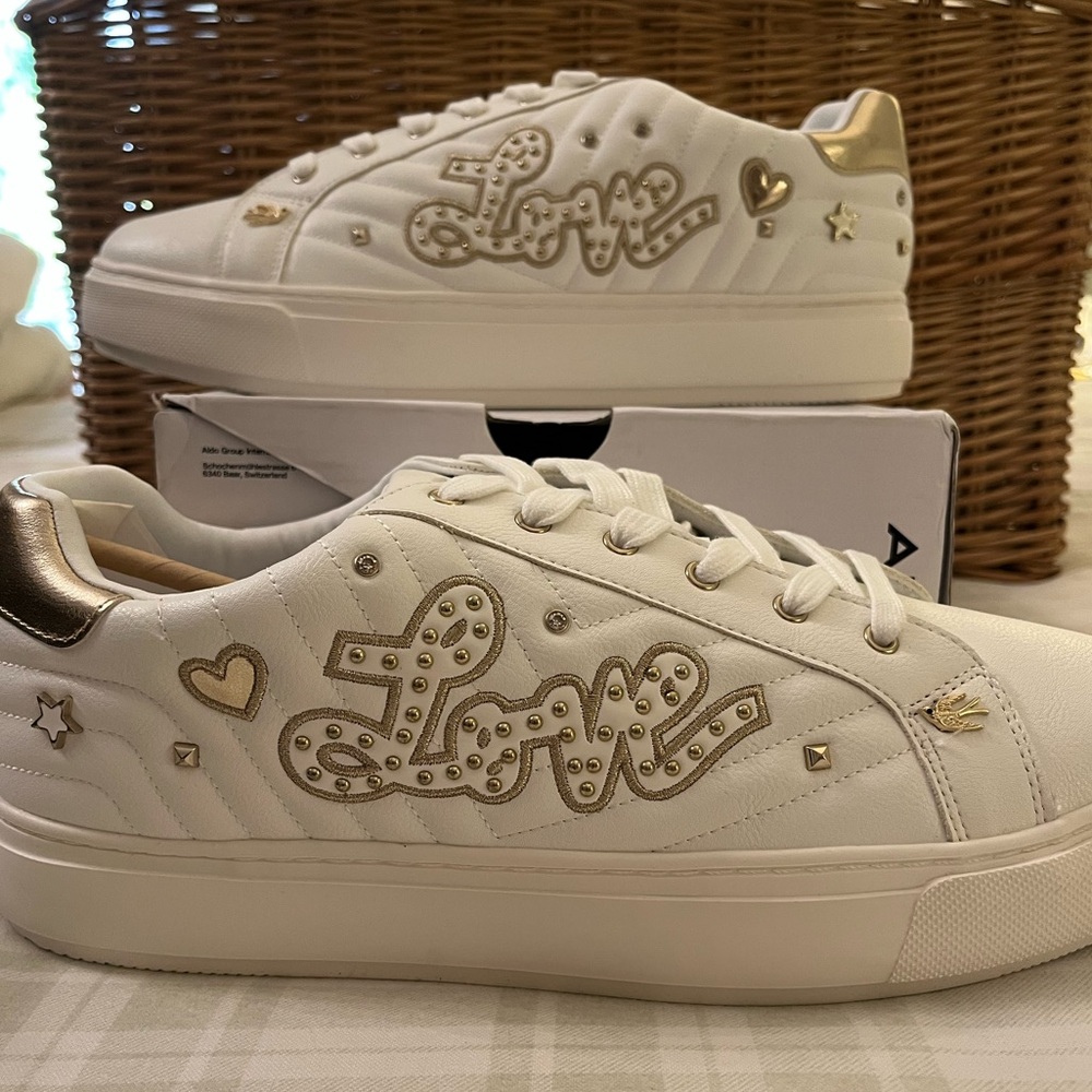 NIB Aldo LoveNow sneakers in white with gold accents, size 11